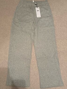 ALO Yoga Light Heather Gray Sweatpants with Subtle Logo